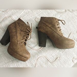 Daisy Fuentes Woman Boots 8.5